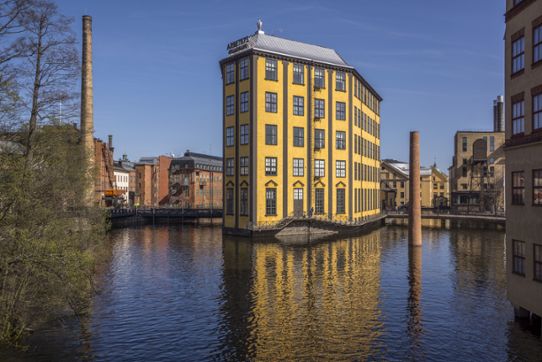 Norrköpings industrilandskap med Arbetets museum i förgrunden.
